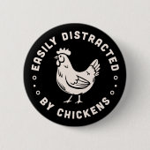チキン好きの引用文は簡単に鶏に気を散らす 缶バッジ (正面)