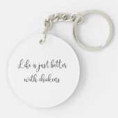 チキン熱狂するレディ |ニワトリの方が生活が良い キーホルダー (裏面)