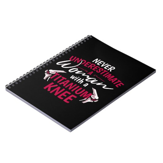 チタンの膝Sを持つ女性を決して過小評価しない ノートブック (左側)