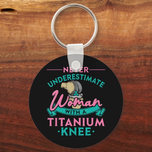 チタン製の膝Tを持つ女性を決して過小評価しない キーホルダー (正面)