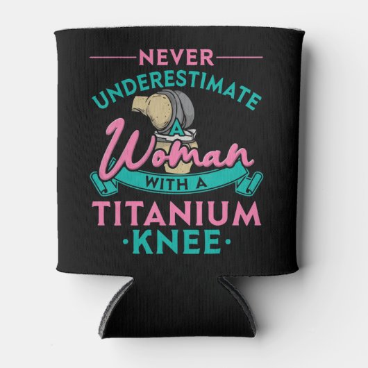 チタン製の膝Tを持つ女性を決して過小評価しない 缶クーラー (正面)