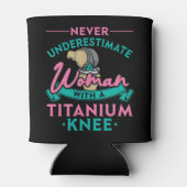 チタン製の膝Tを持つ女性を決して過小評価しない 缶クーラー (裏面)