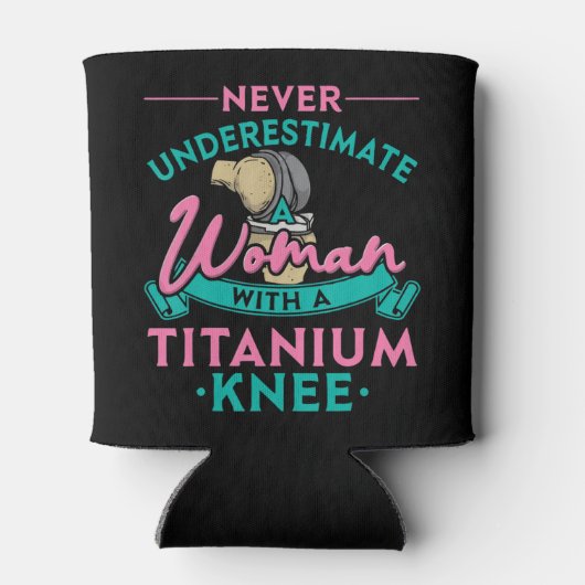チタン製の膝Tを持つ女性を決して過小評価しない 缶クーラー (裏面)