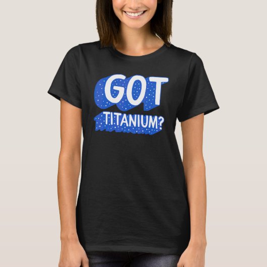 チタン製バイオニック義肢 骨折した股関節の置換手術完了 Tシャツ (正面)