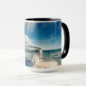 チチェスター港に入って来る力のボート マグカップ (正面右)