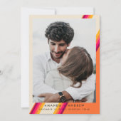 チックなピンクとオレンジの70年代レトロストライプウェディング セーブザデート (正面)