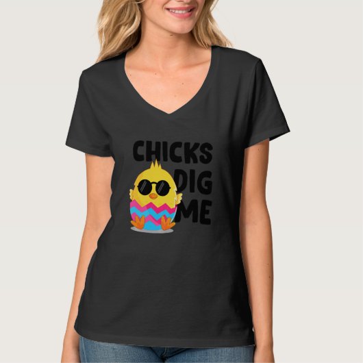チックス私を掘るサングラスとイースターの卵の狩り Tシャツ (正面)