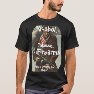 チップを持って来るアルコールたばこ&銃器 Tシャツ