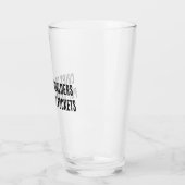 チップを肩に乗せてポケットに入れる タンブラーグラス (左)