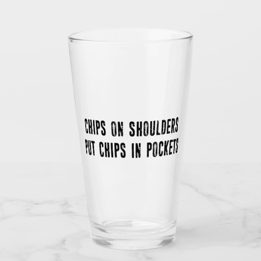 チップを肩に乗せてポケットに入れる タンブラーグラス (正面)