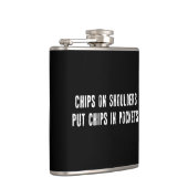 チップを肩に乗せてポケットに入れる フラスク (右)