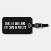 チップを肩に乗せてポケットに入れる ラゲッジタグ (正面横)