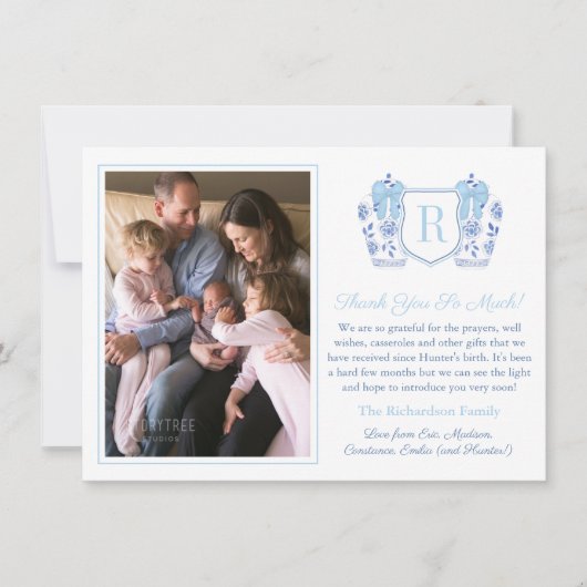 チノイスリーシックモノグラム男の赤ちゃんファミリー写真 サンキューカード (正面)