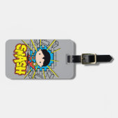 チビ(小さくかわいく書いた感じ)すごい男がレンガの壁を突き抜ける ラゲッジタグ (正面横)