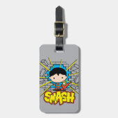 チビ（小さくかわいく書いた感じ）すごい男がレンガの壁を突き抜ける ラゲッジタグ (正面縦)