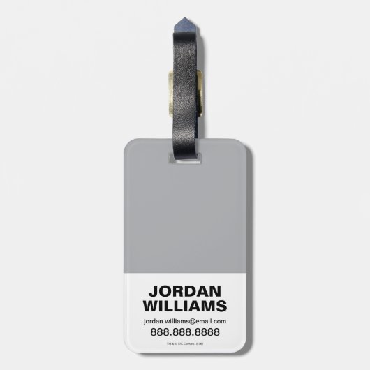 チビ（小さくかわいく書いた感じ）すごい男がレンガの壁を突き抜ける ラゲッジタグ (裏面縦)