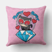 チビ（小さくかわいく書いた感じ）のキャットウーマンが大きなダイヤモンドの上に座る クッション (裏面)