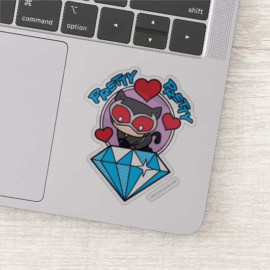 チビ(小さくかわいく書いた感じ)のキャットウーマン、大きなダイヤモンドの上に座る シール (詳細)