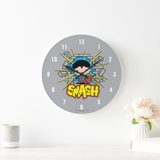 チビ(小さくかわいく書いた感じ)のスーパーマンがレンガの壁を破壊 ラージ壁時計 (ホーム)