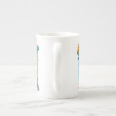 チビ（小さくかわいく書いた感じ）アクアマン – 私は7つの海を泳ぐ ボーンチャイナマグカップ (裏面)