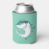 チビ（小さくかわいく書いた感じ）サメ 缶クーラー (缶裏面)