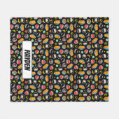 チビ(小さくかわいく書いた感じ)ジャスティスリーグヒーローとロゴパターン フリースブランケット (正面(横))