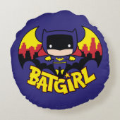 チビ(小さくかわいく書いた感じ)バットガールとゴッサムスカイライン&ロゴ ラウンドクッション (裏面)