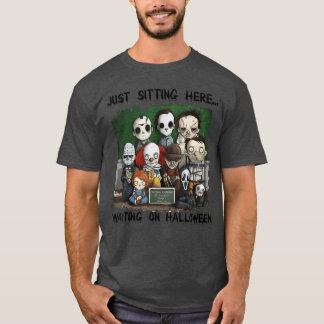 チビ（小さくかわいく書いた感じ）ホラーここに座ってハローウィーで待っている Tシャツ