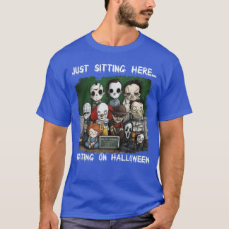 チビ（小さくかわいく書いた感じ）ホラーここに座ってハローウィーで待っている Tシャツ
