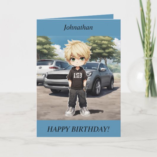 チビ(小さくかわいく書いた感じ)少年が車の誕生日カードで立つ シーズンカード (正面)