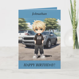 チビ(小さくかわいく書いた感じ)少年が車の誕生日カードで立つ シーズンカード