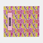 チビ（小さくかわいく書いた感じ）漫画フレーズとロゴパターン フリースブランケット (正面(横))