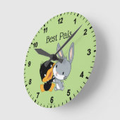 チビ(小さくかわいく書いた感じ)DAFFY DUCK™ & BUGS BUNNY™ ラウンド壁時計 (傾斜)