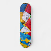 チベカラフルット祈りの言葉フラグ – チベット スケートボード (正面)