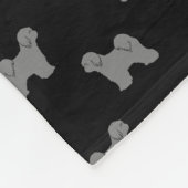 チベタンテリアはパターンのシルエットを描きます フリースブランケット (角)