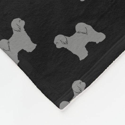 チベタンテリアはパターンのシルエットを描きます フリースブランケット (角)