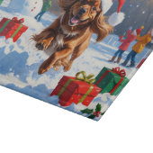 チベットのスパニエル犬走のクリスマス帽子と雪の中 カッティングボード (角)