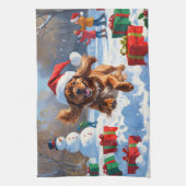 チベットのスパニエル犬走のクリスマス帽子と雪の中 キッチンタオル (縦)