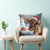 チベットのスパニエル犬走のクリスマス帽子と雪の中 クッション (椅子)