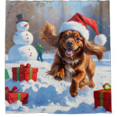 チベットのスパニエル犬走のクリスマス帽子と雪の中 シャワーカーテン (正面)