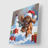 チベットのスパニエル犬走のクリスマス帽子と雪の中 スクエア壁時計 (傾斜)