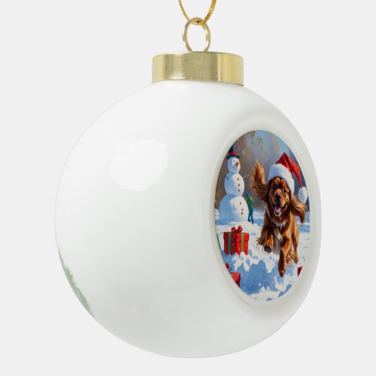チベットのスパニエル犬走のクリスマス帽子と雪の中 セラミックボールオーナメント (左)