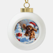 チベットのスパニエル犬走のクリスマス帽子と雪の中 セラミックボールオーナメント (正面)