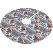 チベットのスパニエル犬走のクリスマス帽子と雪の中 ブラッシュドポリエステルツリースカート (アングル)