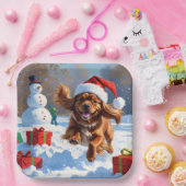 チベットのスパニエル犬走のクリスマス帽子と雪の中 ペーパープレート (パーティー)