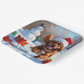 チベットのスパニエル犬走のクリスマス帽子と雪の中 ペーパープレート (傾斜あり)