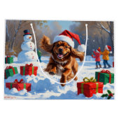 チベットのスパニエル犬走のクリスマス帽子と雪の中 ラージペーパーバッグ (裏面)