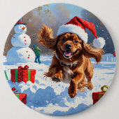 チベットのスパニエル犬走のクリスマス帽子と雪の中 缶バッジ (正面)
