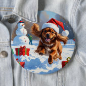 チベットのスパニエル犬走のクリスマス帽子と雪の中 缶バッジ (インサイチュ)