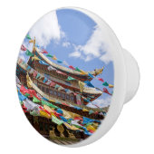 チベットの寺と祈りの言葉フラグ – 雲南省、中国 セラミックノブ (右)